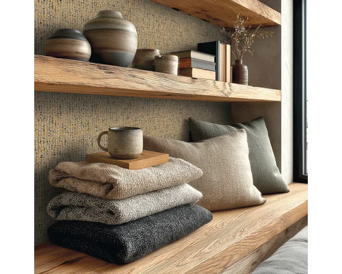 Rustieke houten plank en wand met getextureerd behang, decoratieve vazen, kussens en gestapelde dekens in een gezellige woonruimte.