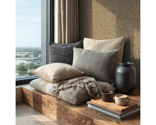 Houten vensterbank met sierkussens, gestructureerde deken, donkere vaas en gestructureerd behang.