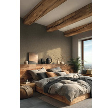 Slaapkamer in rustieke stijl met structuurbehang, zichtbare houten plafondbalken en een massief houten bed met een hoofdbord met plank.