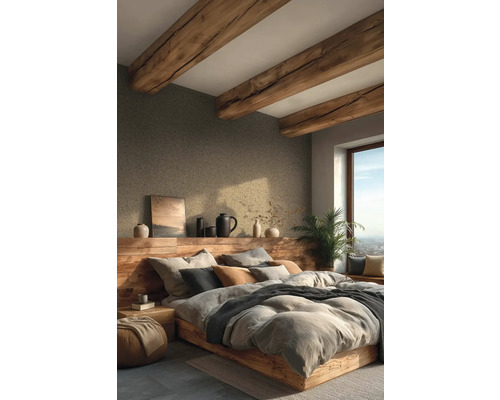 Slaapkamer in rustieke stijl met structuurbehang, zichtbare houten plafondbalken en een massief houten bed met een hoofdbord met plank.