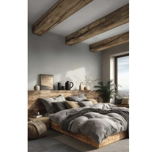 Moderne slaapkamer met rustieke houten plafondbalken, massief houten bed, lichtgrijs structuurbehang en decoratie op een houten wandplank.