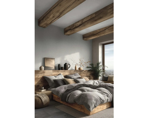 Moderne slaapkamer met rustieke houten plafondbalken, massief houten bed, lichtgrijs structuurbehang en decoratie op een houten wandplank.