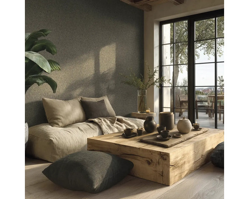 Woonkamer met bank, houten salontafel en kamerplant