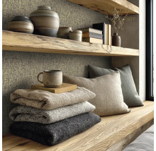 Gezellige leeshoek met kussens, dekens en decoratie op houten planken