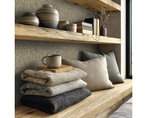 Gezellige leeshoek met kussens, dekens en decoratie op houten planken