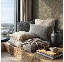 Decoratieve kussens en een deken op een vensterbank, samen met een drankje op een dienblad