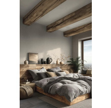 Lichte, moderne slaapkamer met massief houten bed, balkenplafond en houten hoofdbord dat dienst doet als plank voor vazen.