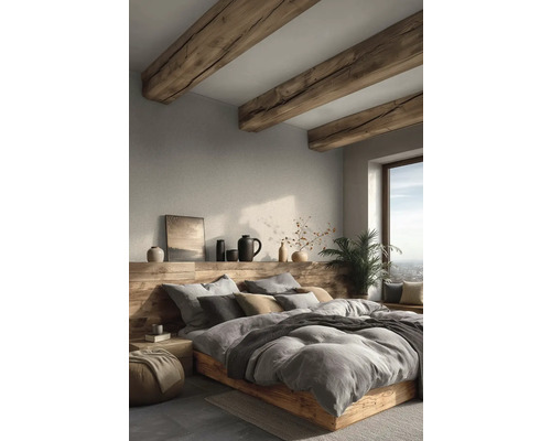 Lichte, moderne slaapkamer met massief houten bed, balkenplafond en houten hoofdbord dat dienst doet als plank voor vazen.