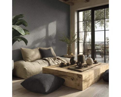 Lichte woonkamer met zitkussens, houten tafel en decoratie tegen een gestructureerde muur