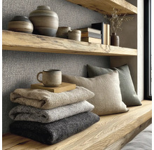 Decoratieve scène met planken, keramische vazen, boeken, textiel en kussens voor interieurontwerp