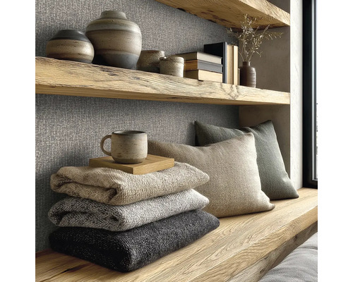 Decoratieve scène met planken, keramische vazen, boeken, textiel en kussens voor interieurontwerp