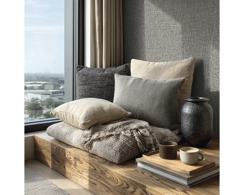 Decoratieve kussens en een deken op een houten bank bij een raam met uitzicht