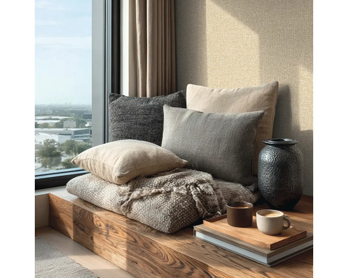 Lichte, moderne vensternis met houten bank, diverse stoffen kussens, een deken, een vaas en koffiekopjes op een dienblad.