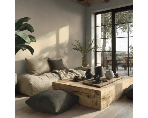 Lichte, minimalistische woonruimte met een lage stoffen bank, een salontafel van een massief houten blok en grote terrasramen.