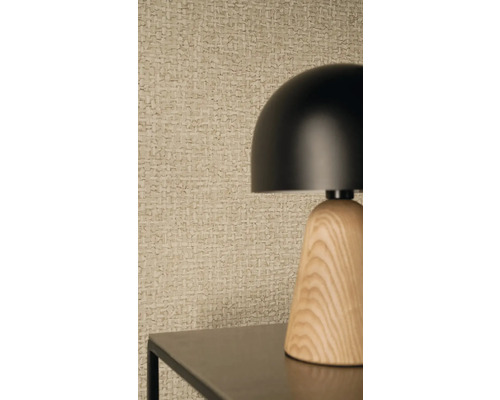 Moderne tafellamp met een zwarte koepelkap en houten voet voor getextureerd behang met een geweven look.