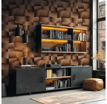 Woonkamer met boekenkast, dressoir, driedimensionale wandpanelen en hanglampen.