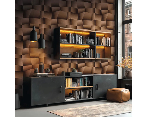 Woonkamer met boekenkast, dressoir, driedimensionale wandpanelen en hanglampen.