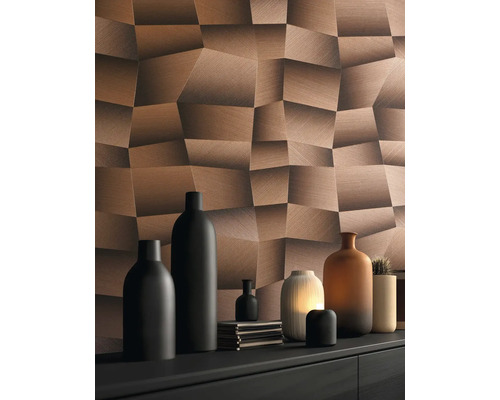 Wanddecoratie met driedimensionale houtlook en decoratieve vazen op een plank