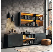 Moderne woonkamer met 3D-geometrisch behang, een houten wandplank met LED-verlichting, een zwart dressoir en een lederen poef.