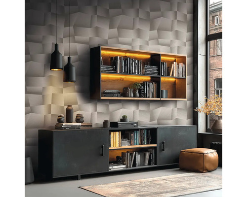 Moderne woonkamer met 3D-geometrisch behang, een houten wandplank met LED-verlichting, een zwart dressoir en een lederen poef.