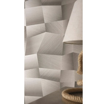 Behang met geometrisch patroon, 3D-effect en fijne lijnstructuur in een lichte kamer naast een lamp.