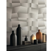 Moderne wanddecoratie met 3D-behang in geometrische facetoptiek en decoratieve vazen op een dressoir.