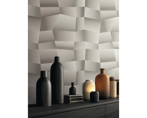 Moderne wanddecoratie met 3D-behang in geometrische facetoptiek en decoratieve vazen op een dressoir.