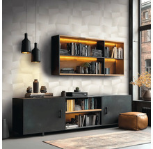 Moderne woonkamer met verlichte houten wandplank en een zwart industrieel dressoir voor een wand met geometrisch patroon.