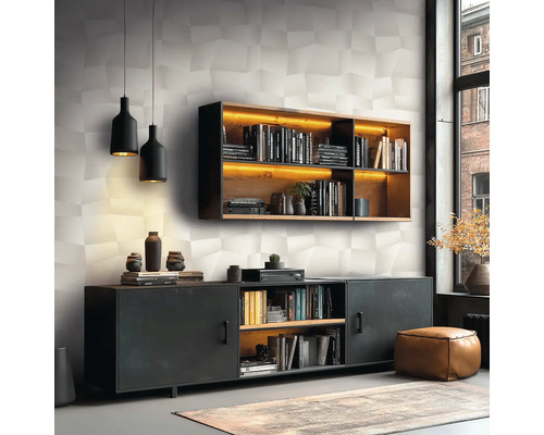 Moderne woonkamer met verlichte houten wandplank en een zwart industrieel dressoir voor een wand met geometrisch patroon.