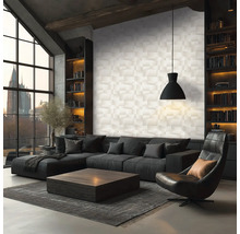 Moderne woonkamer met geometrisch behang met 3D-effect, donkere bank, houten salontafel en groot raam in industriële stijl.