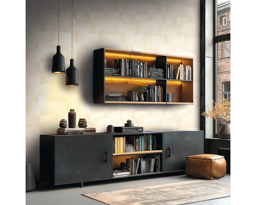 Woonkamer in industriële stijl met een zwart dressoir, een verlichte wandplank van hout en metaal en twee hanglampen.