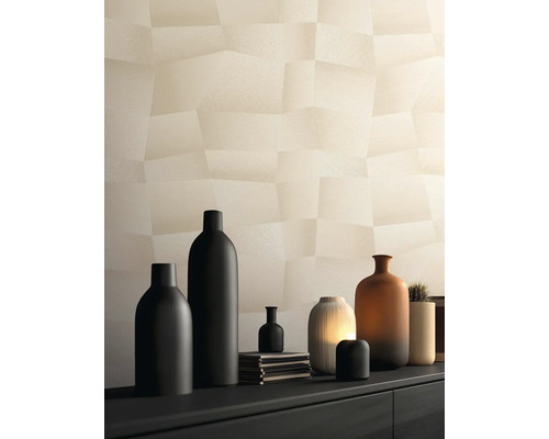Behang met geometrisch driedimensionaal patroon in beige op een muur achter een dressoir met verschillende vazen.