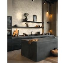 Industriële keuken met donkere kasten, een groot kookeiland en geometrisch behang. Met zwarte wandplanken en warme verlichting.