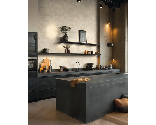 Industriële keuken met donkere kasten, een groot kookeiland en geometrisch behang. Met zwarte wandplanken en warme verlichting.