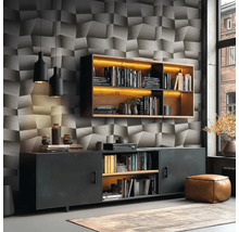 Woonkamer met structuurbehang, dressoir, hangende plank en decoratie