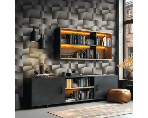 Woonkamer met structuurbehang, dressoir, hangende plank en decoratie