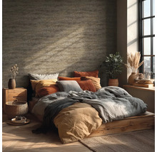 Slaapkamer met houten bedframe, kussens en kamerplanten