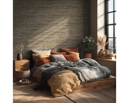 Slaapkamer met houten bedframe, kussens en kamerplanten