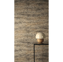 Close-up van een behang met steenmotief en een lamp