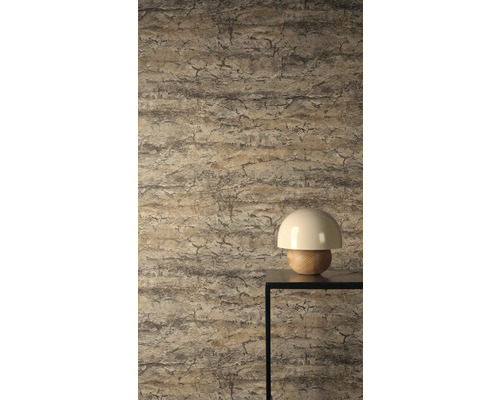 Close-up van een behang met steenmotief en een lamp