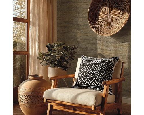 Woonkamer met houten fauteuil, sierkussen met motief, potplant, decoratieve vaas en wandmand