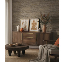 Woonkamer met gemustred behang, dressoir, schilderijen en salontafel