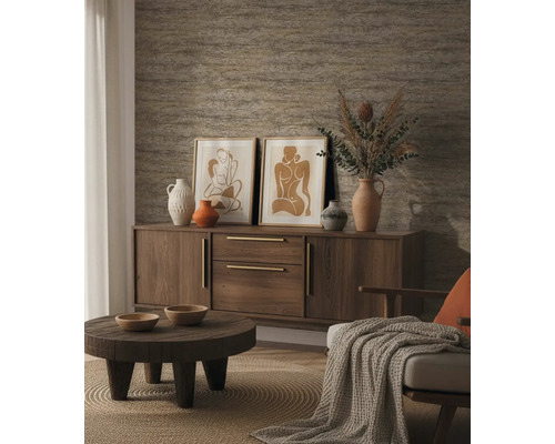 Woonkamer met gemustred behang, dressoir, schilderijen en salontafel