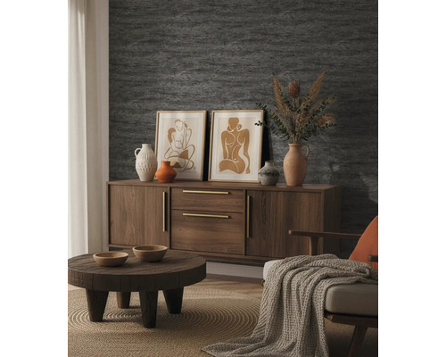 Georganiseerde woonkamer met getextureerd behang, een houten dressoir, een ronde salontafel, decoratieve vazen en ingelijste afbeeldingen.