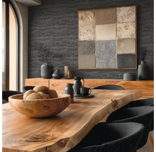 Moderne, georganiseerde eetkamer met een massief houten tafel, een houten schaal en gestructureerd behang op de muur.