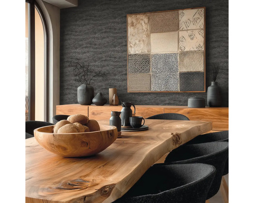 Moderne, georganiseerde eetkamer met een massief houten tafel, een houten schaal en gestructureerd behang op de muur.