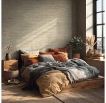 Gezellige slaapkamer met bed op houten platform, kussens, dekens en kamerplanten