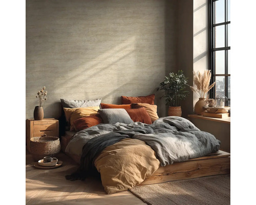 Gezellige slaapkamer met bed op houten platform, kussens, dekens en kamerplanten