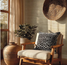 Decoratieve woonsfeer met fauteuil, sierkussen, kamerplant en grote decoratiepot