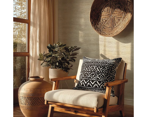 Decoratieve woonsfeer met fauteuil, sierkussen, kamerplant en grote decoratiepot